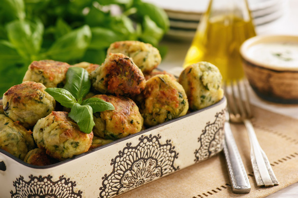 Boulettes de courgette et mozzarella Adobe Stock
 