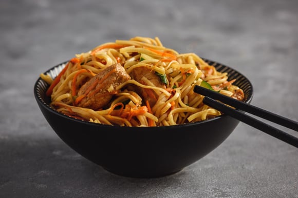 En manque d’inspiration et de temps ? Cette recette de "one pot noodle" légumes et poulet va sauver votre soirée !