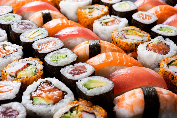 Le sushi contient beaucoup de glucides. Adobestock