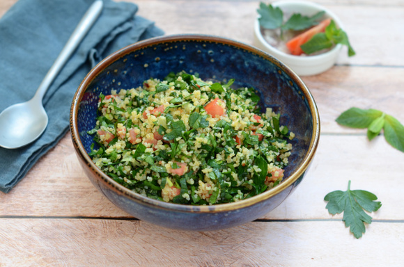 Samoussas au four au poulet et noix, taboulé libanais, tartines à l’avocat, asperges et œufs au plat… Votre menu healthy de la semaine du 23 au 27 mai par 750green