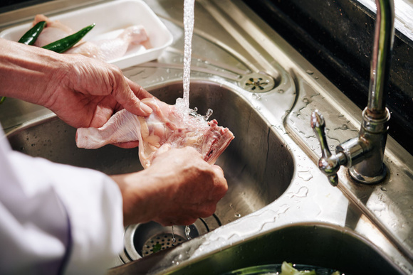 Faut-il rincer sa viande avant de la faire cuire ?