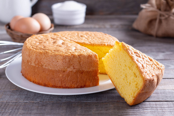 “C’est le gâteau préféré de ma Mercotte” : Cyril Lignac propose sa recette pour réaliser un délicieux gâteau de Savoie !