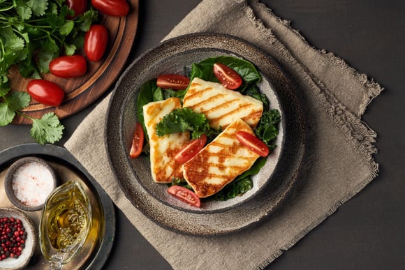 Halloumi : connaissez-vous cette astuce pour le rendre moins salé et plus moelleux ?