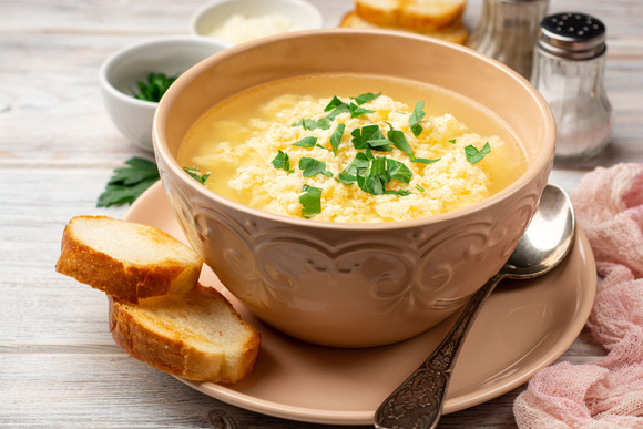 Soupe aux œufs : comment réussir cette recette en vogue sur les réseaux sociaux ?