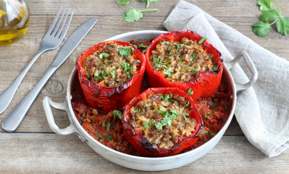Pour changer des tomates, voici notre recette de poivrons farcis parfaite pour les repas d’été en famille !