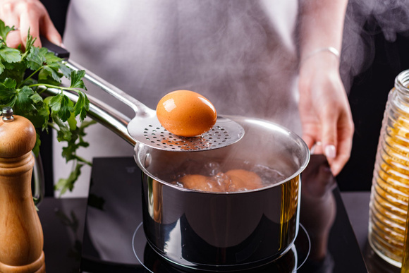 Réussir la cuisson de l'oeuf parfait. Adobestock