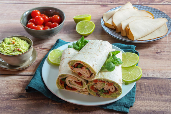Repas express : notre recette gourmande de wraps aux tranches végé haricots blancs, poivrons grillés, guacamole et salade pour régaler toute la famille