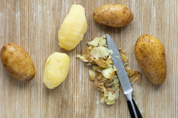 Grâce à cette astuce, retirer la peau des pommes de terre n’a jamais été aussi facile !