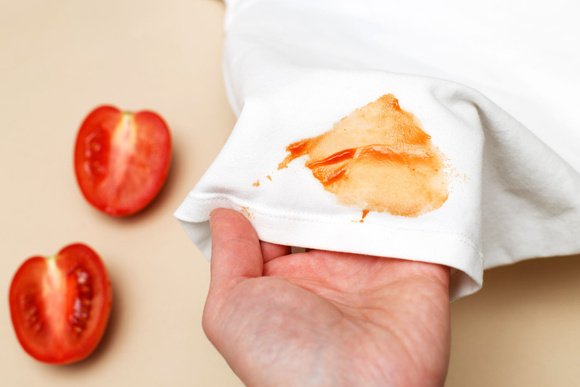Ce très mauvais réflexe en machine rend les taches de sauce tomate impossibles à enlever