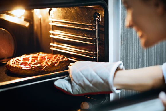Cette erreur avec votre four peut gâcher la cuisson de vos gâteaux (et on la fait tous)