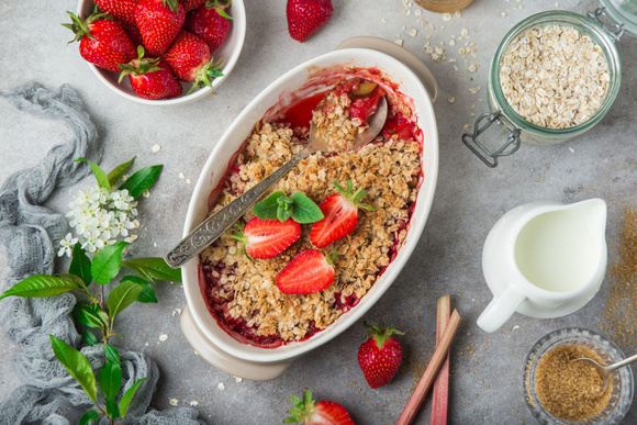 Crumble aux fraises. Adobestock