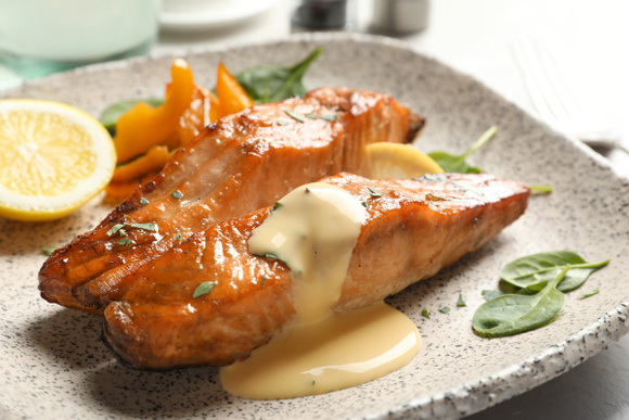 Pourquoi vous devriez tester cet ingrédient insolite sur votre saumon pour réussir sa cuisson