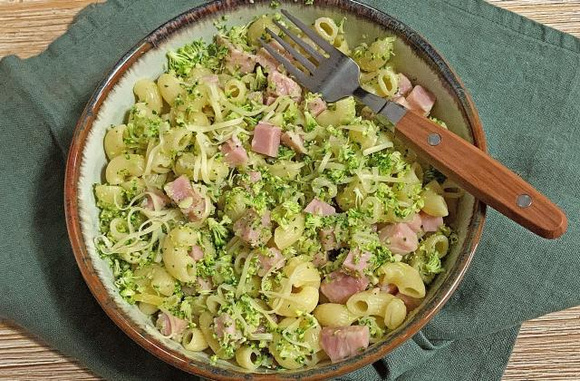 Risotto de coquillettes au jambon et au fromage. Pascale Weeks 