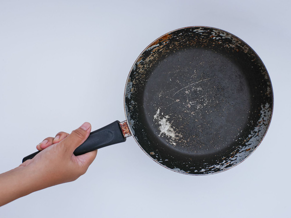 Où jeter ses poêles et ses casseroles quand elles sont abîmées ?