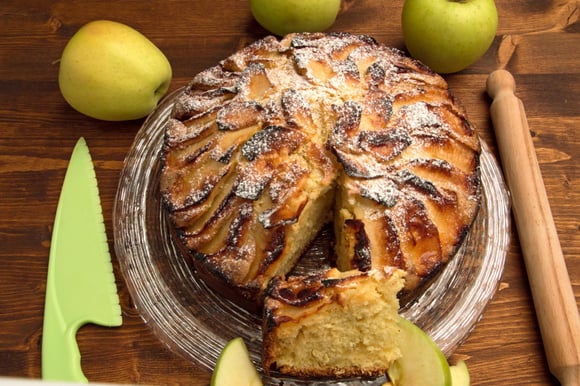 “Ça fait toute la différence” : Julie Andrieu partage sa recette de gâteau aux pommes caramélisées
