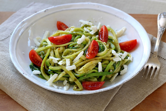 Zoodle ou Spaghettis de courgette au pesto et feta. Silvia Santucci