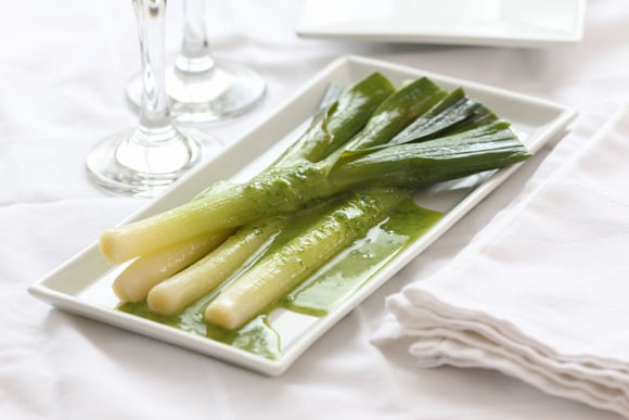 “Moi, j’apporte toujours de la gourmandise” découvrez la recette de Cyril Lignac pour revisiter les poireaux vinaigrette
