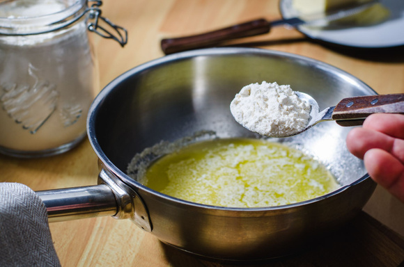 Une cuillère à soupe correspond à 15g de farine, 15g de sucre ou 15 mL de liquide. Adobestock