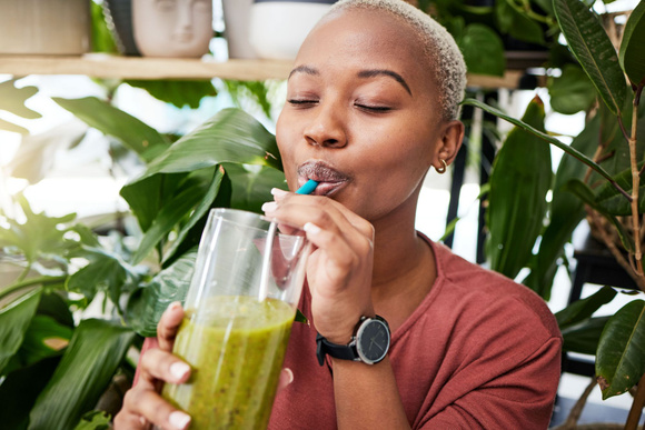 Une cheffe vegan partage la recette d’une boisson idéale pour booster le système immunitaire cet automne !