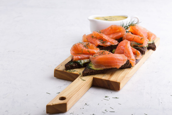 20 idées de recettes avec du saumon fumé pour votre entrée de Noël !