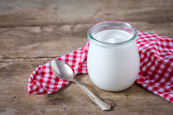 Liquide dans mon yaourt : qu'est-ce que c'est ? Adobestock