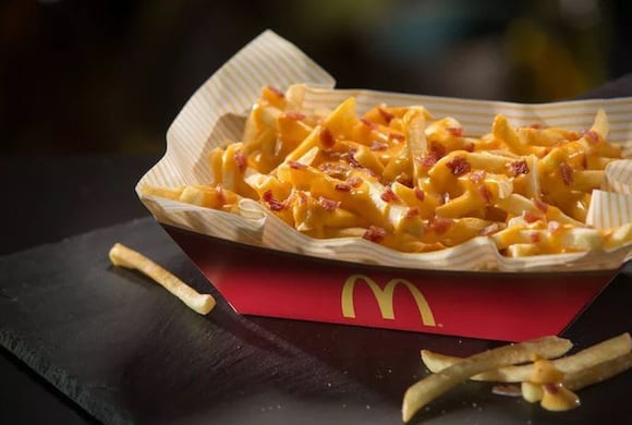 McDo met une couche de cheddar et de bacon sur ses frites