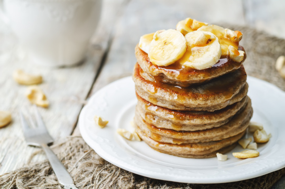 Cyril Lignac partage sa délicieuse recette de pancakes banane sauce caramel