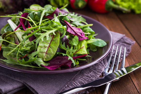 Est-ce vraiment bon de manger de la salade verte à chaque fin de repas ?