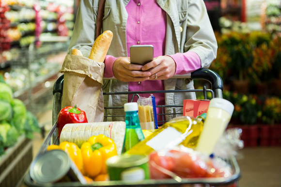 Faire ses courses coûte cher. Adobestock