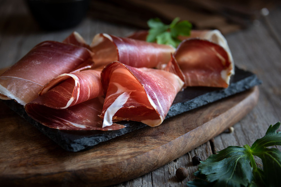 Ces tasses de jambon cru, pastèque et feta à faire avec un simple moule à muffins va devenir votre recette préférée pour l’apéro