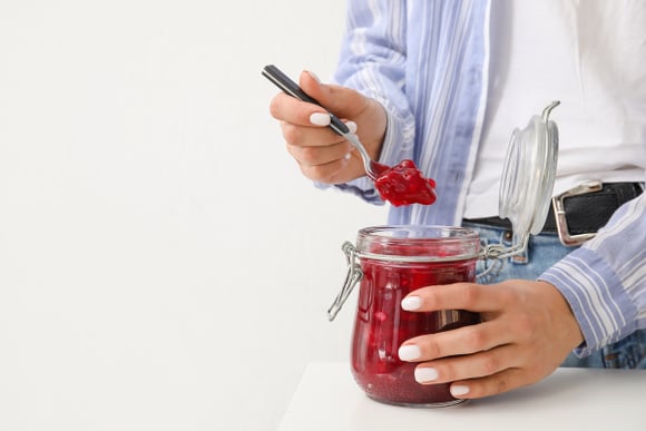 Moisissures dans la confiture : faut-il jeter le pot pour éviter les risques ?