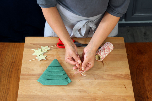 Comment faire un pliage de serviettes en forme de sapin de Noël ?