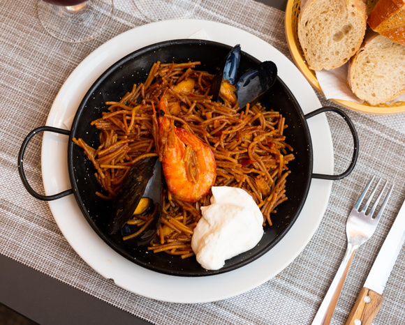 “Avec l’arrivée du printemps, j’avais envie d’une Fideuà !” : Cyril Lignac partage une recette ensoleillée typique d’Espagne !