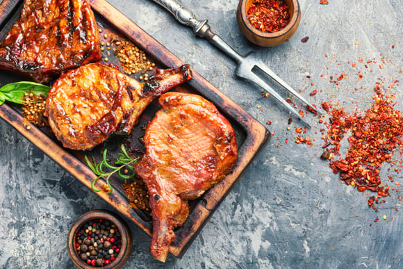 Barbecue : méfiez-vous des viandes marinées vendues au supermarché ou chez le boucher
