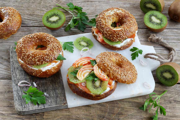 Bretzel-bagels au fromage et kiwi. Silvia Santucci