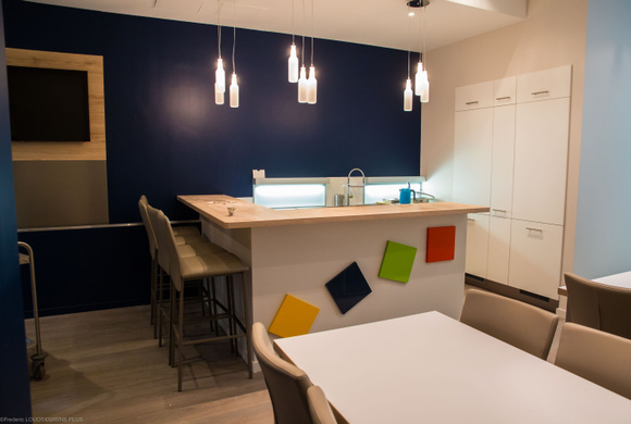 Espace bar dans le prolongement de l’espace cuisine 