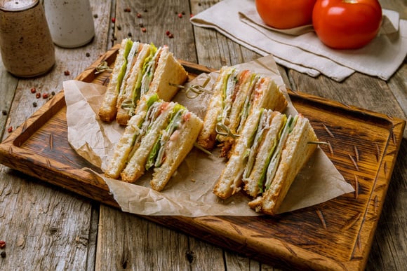Club sandwich au poulet. Adobestock