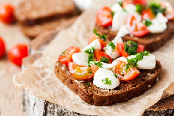 Tous en cuisine : Cyril Lignac partage sa recette facile et gourmande de tartines aux tomates confites et burrata