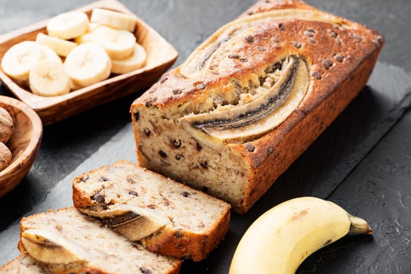 Terminez le banana bread trop dense : l'ingrédient secret des Américains pour le rendre ultra-aérien se prépare en 2 minutes à la maison
