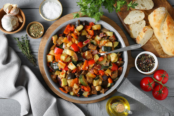 Faut-il vraiment éplucher les tomates et les poivrons pour réussir sa ratatouille