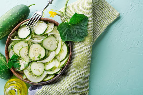 Laurent Mariotte donne la recette de sa salade de concombre aigre-douce super simple à réaliser
