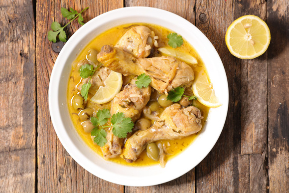 “Quand on ouvre la cocotte, on voyage” : Cyril Lignac partage sa recette du poulet au citron façon tajine