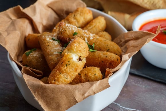 Norbert Tarayre partage sa technique pour faire des mozza sticks bien filants pour l’apéro