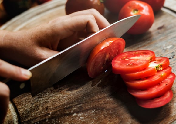 Je coupe toujours mes tomates comme ça : je ne perds plus une goutte de jus, et ça change tout !