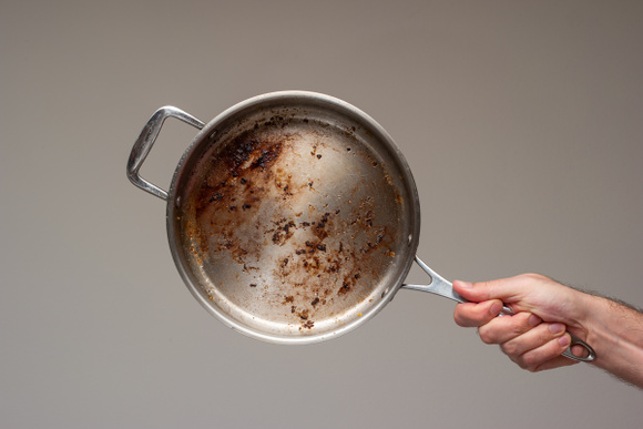 Vos poêles et casseroles ont brûlé : l’astuce simple qui évite de frotter pendant des heures !