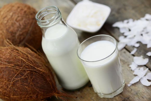 Lait de coco entamé : combien de temps peut-il être conservé sans risques ?