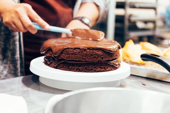 Pour obtenir un joli glaçage, chauffez votre spatule avant de l'utiliser. Adobestock