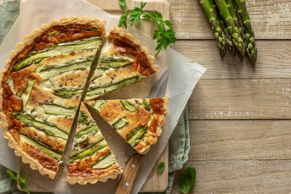 “Un contraste de textures et de saveurs” : Laurent Mariotte livre sa recette de tarte fine aux légumes de printemps