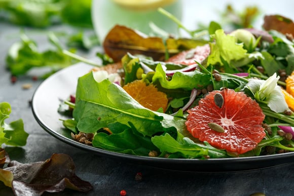 Salade d'asperges, pamplemousse, pomme et tomme de Savoie. Adobestock