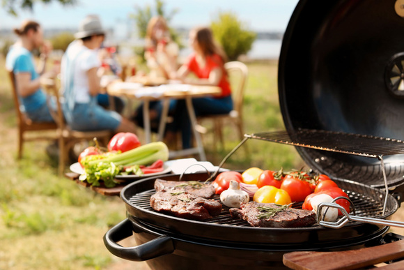 Les barbecues noirs réfléchissent moins bien la lumière. Adobestock